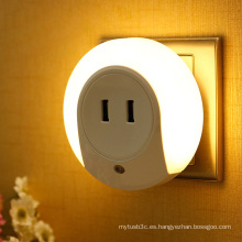 Luz de la noche del LED con el sensor ligero Cargador dual de la placa de la pared del USB para el enchufe de la UE / nosotros del dormitorio
